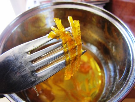 עוגת תפוז ופרג - מכינים קליפות תפוז מסוכרות (צילום: דליה מאיר, קסמים מתוקים)