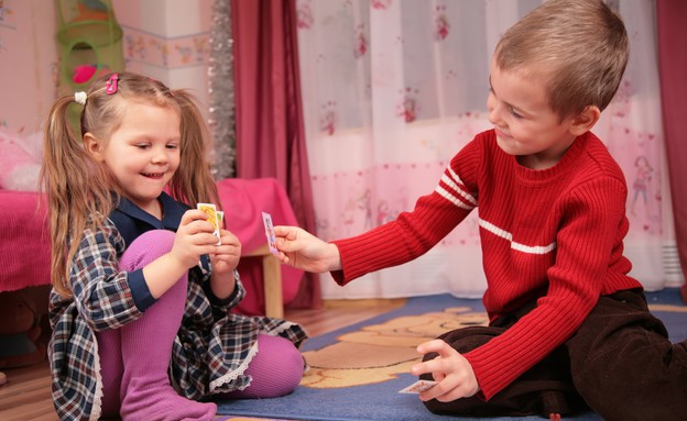 ילדים משחקים בקלפים (צילום: אימג'בנק / Thinkstock)