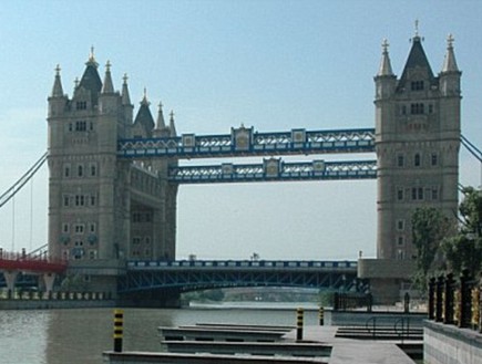 גשר לונדון הסיני (צילום: www. dailymail.co.uk)