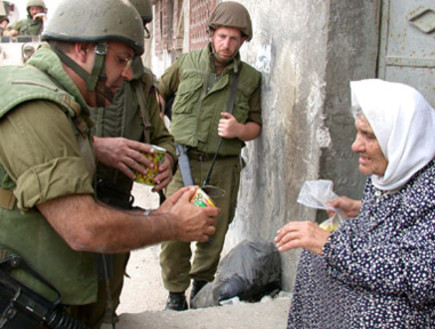 חייל נותן אוכל לאישה פלסטינית
