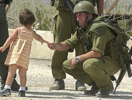 חייל נותן לילדה פלסטינית סוכריה