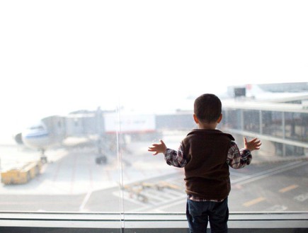 ילד בשדה תעופה (צילום: אימג'בנק / Thinkstock)