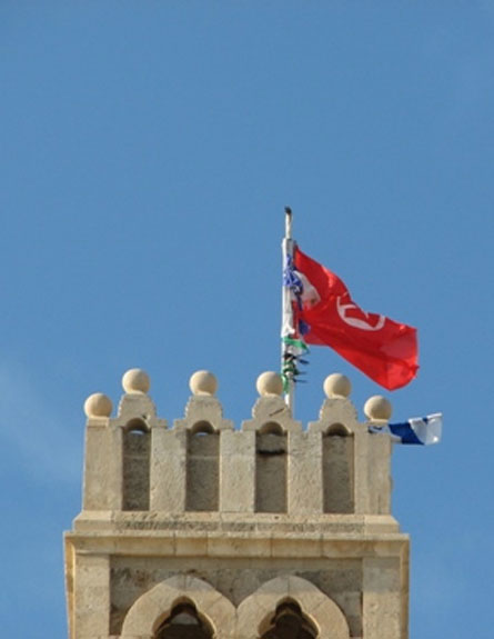 דגל החזית העממית מונף בעכו (צילום: רפעת עקר)
