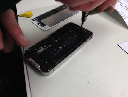 תיקון אייפון (צילום: רון מרקוביץ')