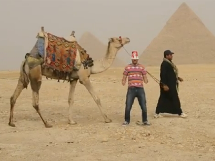 צפו: "הארלם שייק" מול הפירמידות (צילום: YouTube)