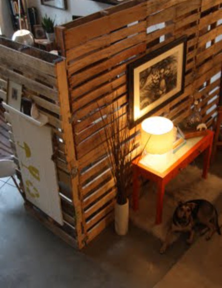 משטחי פריקה, שולחן עם מנורה (צילום: ifiwerentsolazy)