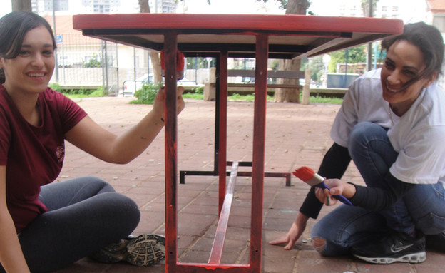 בית ילדים, צביעת שולחן (צילום: דידי רפאלי)