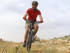 משה פייגלין רוכב על אופניים (צילום: תומר ושחר צלמים, צילום ביתי)
