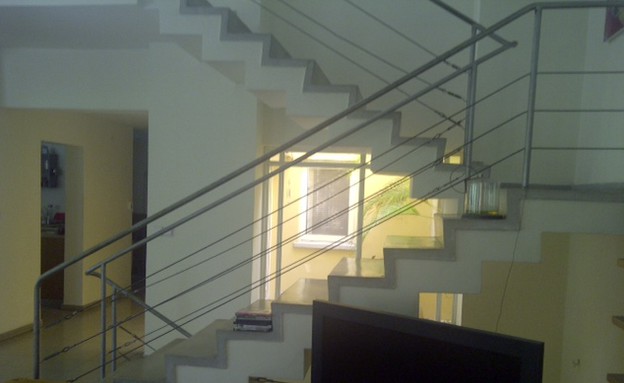 גילי רשף לפני מדרגות (צילום: תומר ושחר צלמים)