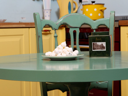 ג'אנק סטייל, שולחן עגול כיסא (צילום: עודד קרני)
