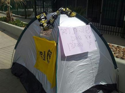אוהל המחאה של אוהדי נתניה (צילום: ספורט 5)