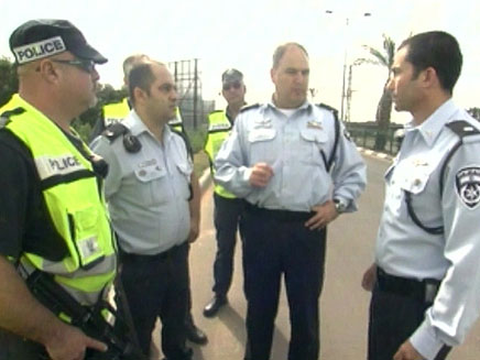 שוטרים בבית יצחק בעקבות הפריצה השבוע (צילום: חדשות 2)