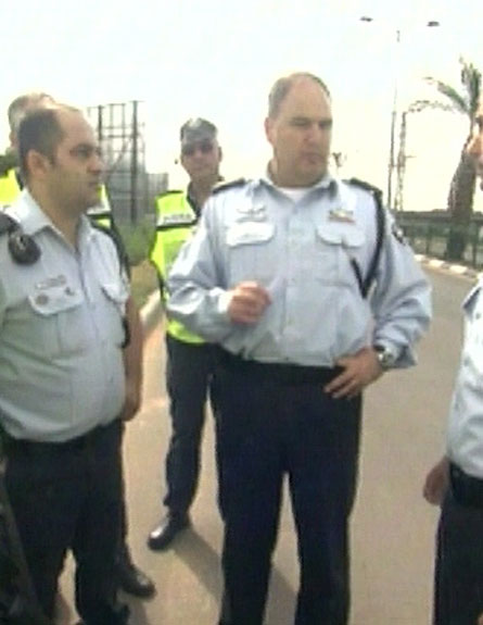 שוטרים בבית יצחק בעקבות הפריצה השבוע (צילום: חדשות 2)