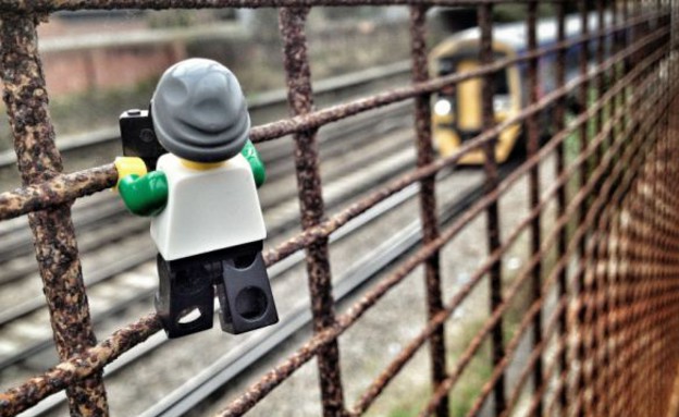 צופה לרכבת, תייר הלגו (צילום: dailymail.co.uk)