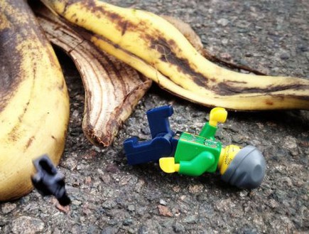 מחליק על בננה, תייר הלגו (צילום: dailymail.co.uk)