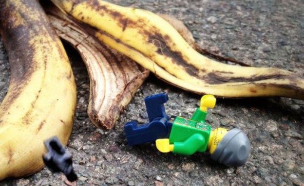 מחליק על בננה, תייר הלגו (צילום: dailymail.co.uk)