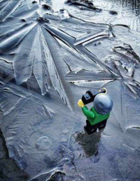 על הקרח, תייר הלגו (צילום: dailymail.co.uk)