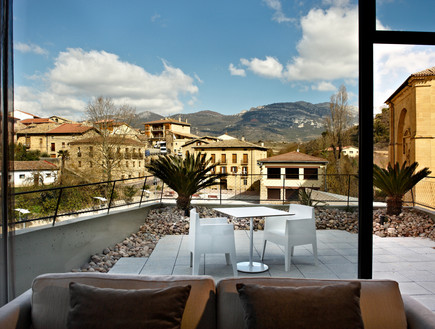 מלון בספרד, מרפסת (צילום: מתוך האתר hotelviura)