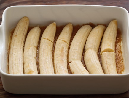עוגת בננה הפוכה - הבננות בתבנית (צילום: חן שוקרון, mako אוכל)