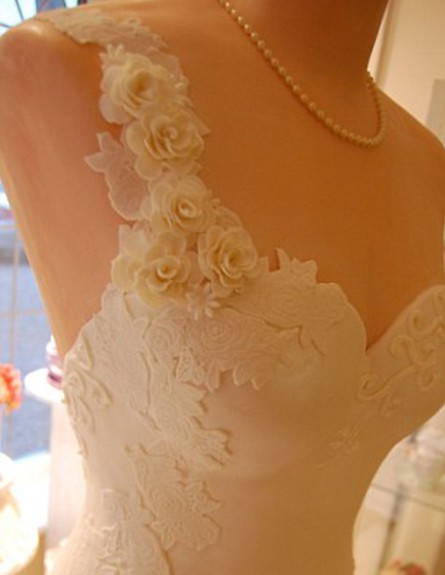 עוגת חתונה שמלת כלה - פרטים (צילום: dailymail.co.uk)