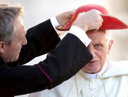 האפיפיור ועוזרו (צילום: Franco Origlia, GettyImages IL)