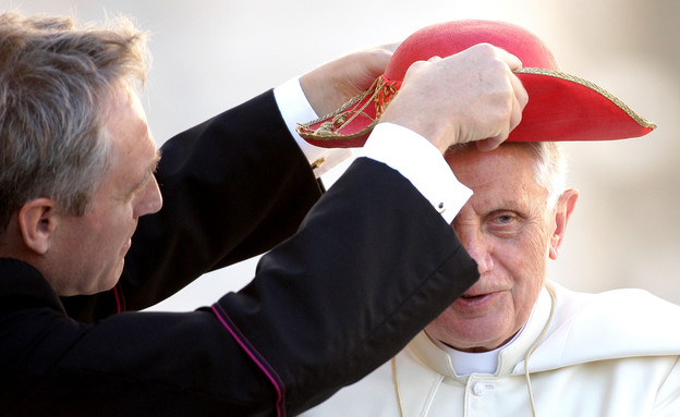 האפיפיור ועוזרו (צילום: Franco Origlia, GettyImages IL)