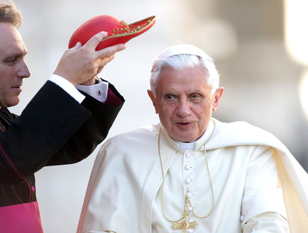 האפיפיור ועוזרו (צילום: Franco Origlia, GettyImages IL)