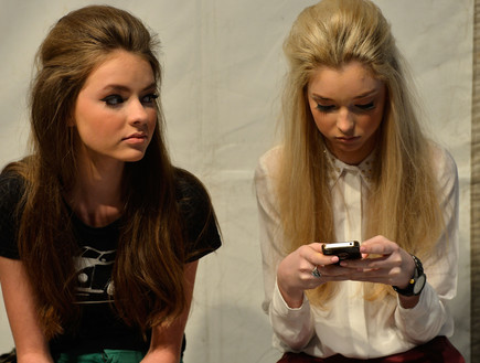 נערות משועממות עם סלולרי (צילום: Stefan Gosatti, GettyImages IL)