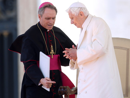 האפיפיור ועוזרו (צילום: Franco Origlia, GettyImages IL)