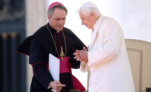 האפיפיור ועוזרו (צילום: Franco Origlia, GettyImages IL)