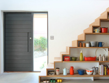 מדרגות עם כלי מטבח תקריב (צילום: www.linea-studio.co)