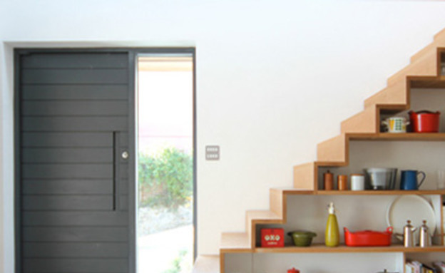 מדרגות עם כלי מטבח תקריב (צילום: www.linea-studio.co)