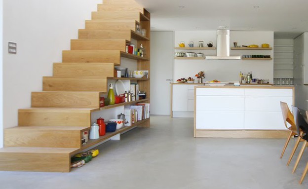 מדרגות עם כלי מטבח מרחוק (צילום: www.linea-studio.co)