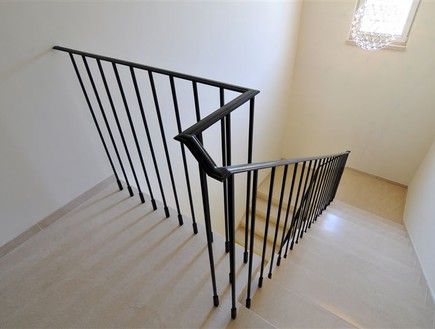 מדרגות מעקה שחור (צילום: שי אדם)