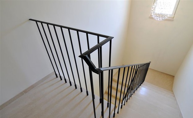 מדרגות מעקה שחור (צילום: שי אדם)