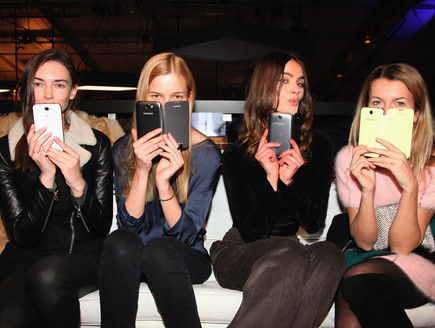 בחורות עם סלולריים  (צילום: Donald Bowers, GettyImages IL)