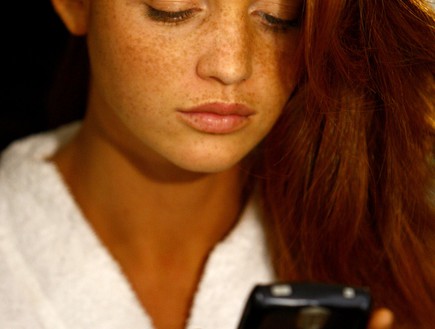 נערה עם סלולרי (צילום: Mat Szwajkos, GettyImages IL)