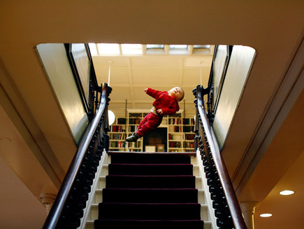 הנרי המעופף - במדרגות (צילום: רייצ'ל הולין, צילום מסך מהאתר rachelhulin.com)