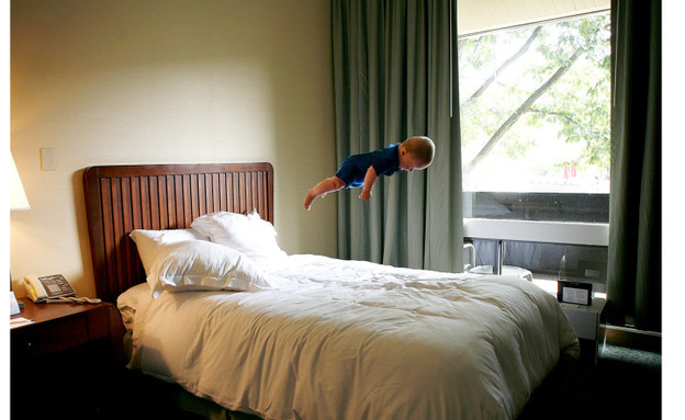 הנרי המעופף - מעל המיטה (צילום: רייצ'ל הולין)