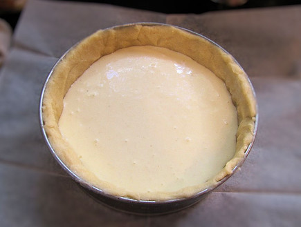 עוגת גבינה וסולת - שלב אפייה ראשון (צילום: דליה מאיר, mako אוכל)
