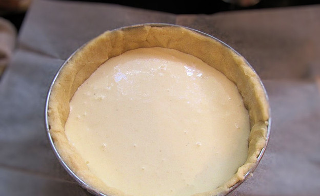 עוגת גבינה וסולת - שלב אפייה ראשון (צילום: דליה מאיר, mako אוכל)