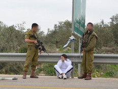 חיילים עם עצור במחסום (צילום: סוכנות תצפית)