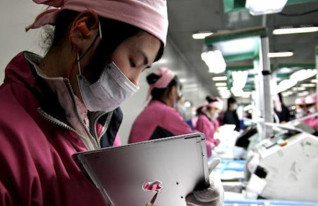 ביקור במפעלי פוקסקון שבסין (מתוך: נייטליין, ABC) (צילום: צילום מסך, רשת ABC)