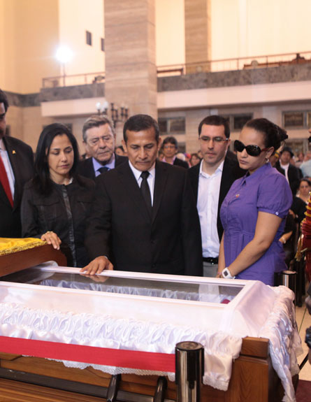 מדורו בהלווייתו צ'אבס (צילום: רויטרס)