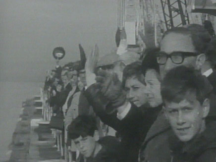 המשפחות נפרדות מהצוות בנמל פורטסמות' (צילום: ארכיון המדינה)