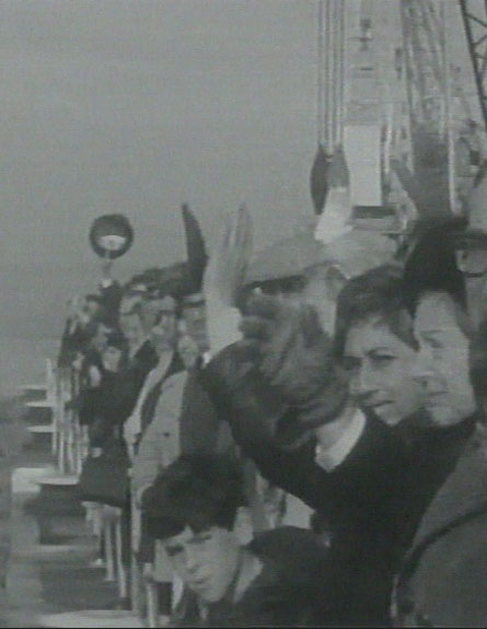 המשפחות נפרדות מהצוות בנמל פורטסמות' (צילום: ארכיון המדינה)