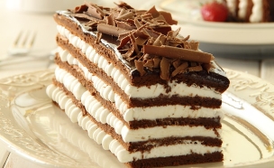 עוגת שכבות שוקולד וקצפת לפסח (צילום: חן שוקרון, מתוקים שלי)