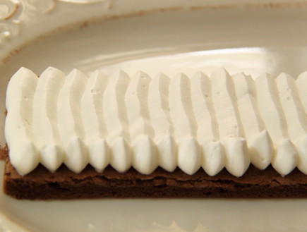 עוגת שכבות שוקולד וקצפת לפסח - הזילוף (צילום: חן שוקרון, מתוקים שלי)