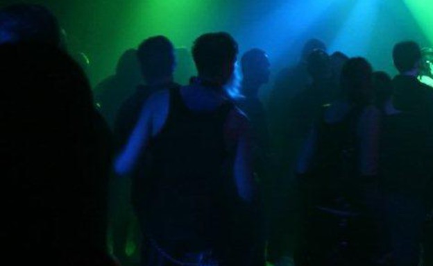 אנשים במסיבה בחושך (צילום: אימג'בנק / Thinkstock)