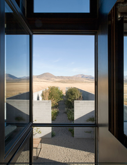 בית במדבר, חלון גדול (צילום: Tim Bies)